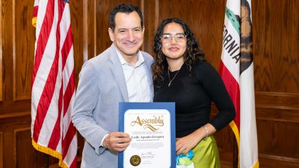 Speaker Emeritus Rendon presenting award to participant