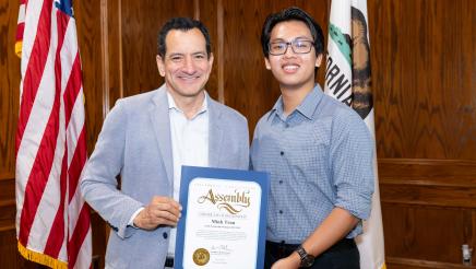 Speaker Emeritus Rendon presenting award to participant