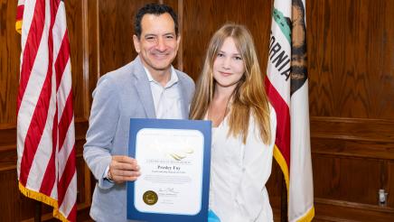 Speaker Emeritus Rendon presenting award to participant