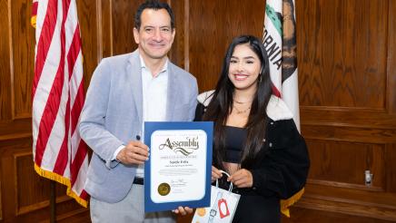 Speaker Emeritus Rendon presenting award to participant